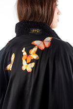 Carica l&#39;immagine nel visualizzatore di Gallery, cappotto-nero-con-farfalle-applicate-sulla-fodera-atelier-di-monica
